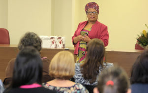 A exposição itinerante “O Feminismo negro no palco da história”, sobre a vida da ativista Lélia Gonzalez, já pode ser visitada no auditório da Casa Civil da Governadoria. Uma programação alusiva ao Dia Internacional da Mulher, na quinta-feira (11), abriu as homenagens à ativista, como um símbolo de todas as mulheres que vivem a margem da sociedade. Cerca de 100 pessoas foram prestigiar e assistir o documentário sobre a vida e obra de Lélia Gonzalez. Na foto, Maria Luiza Nunes, técnica do Núcleo de Apoio aos Povos Indígenas, Comunidades Negras e Remanescentes de Quilombo vinculado à Casa Civil. FOTO: MÁCIO FERREIRA / AG. PARÁ DATA: 11.03.2016 BELÉM - PARÁ