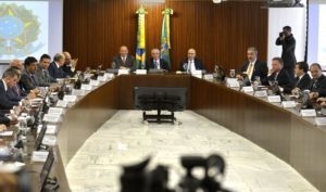 O presidente interino Michel Temer coordena a primeira reunião ministerial de seu governo, às 9h, no Palácio do Planalto