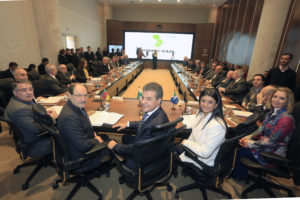 Reunião com os quatro governadores que compõem o Conselho de Desenvolvimento e Integração Sul (Codesul), Beto Richa (Paraná), José Ivo Sartori, (Rio Grande do Sul), Raimundo Colombo (Santa Catarina) e Reinaldo Azambuja, representado pela vice-governadora, Rosiane Modesto de Oliveira (Mato Grosso do Sul), no Palácio Iguaçu, em Curitiba. Participaram: presidente do Banco Regional de Desenvolvimento do Extremo Sul (BRDE), Neuto de Conto e o diretor Administrativo Orlando Pessuti. Curitiba, 07-06-16. Foto: Arnaldo Alves / ANPr.