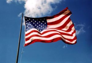 bandeira-dos-eua-asteada-1332297191-300x207