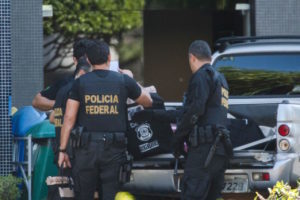 Brasília - Agentes da Polícia Federal descarregam objetos e documentos apreendidos durante a Operação Greenfield. (Marcelo Camargo/Agência Brasil)