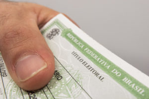 29-07-2014 - São Paulo - Brasil - Eleitor segura o titulo eleitoral. O eleitorado brasileiro cresceu 5,17% nos últimos quatro anos, saltando de 135.804.433 votantes, em 2010, para 142.822.046 eleitores, divulgou hoje (29) o Tribunal Superior Eleitoral (TSE). Foto: Rafael Neddermeyer/ Fotos Públicas