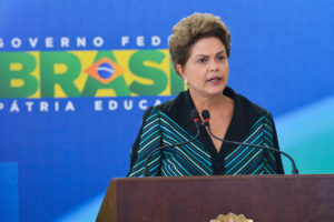 A presidenta Dilma Rousseff dá posse ao novo ministro da Educação, Renato Janine Ribeiro (Antonio Cruz/Agência Brasil)