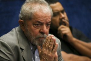 BrasÃlia - O ex-presidente Luiz Inácio Lula da Silva assiste a presidenta afastada, Dilma Rousseff, fazer sua defesa durante sessão de julgamento do impeachment no Senado ( Marcelo Camargo/Agência Brasil)