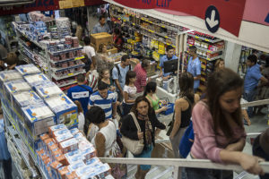 SÌO PAULO, SP, BRASIL, 10-01-2013, 15h30: Grande movimentao para compra de material escolar em loja na rua 25 de Maro, em So Paulo. (Foto: Marcelo Camargo/ABr)