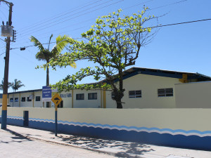 A cidade de Navegantes comandada pelo prefeito e tucano Roberto Carlos de Souza, realiza nesta quarta-feira (22) às 16h30, a entrega oficial de mais uma unidade de educação infantil no município. Desta vez, o bairro contemplado foi o Hugo de Almeida, com a construção do Centro Municipal de Educação Infantil Profª Martinha Correa da Silva. A diretora escolar, professora Sílvia Helena Maçaneiro, explica que o prédio tem capacidade para atender 60 alunos, de zero a três anos, em período integral. Foram construídas duas salas de aula, banheiros, cozinha, secretaria, depósito, refeitório e parquinho. Já a secretária de Educação, professora Walquíria Melo de Jesus, avalia a importância da obra para as mães que precisam deixar seus filhos na creche. “Esta construção vai oferecer mais conforto e qualidade no atendimento às nossas crianças, e as mães que trabalham fora, ficam mais tranquilas em saberem que seus filhos estão sendo muito bem cuidados”, finaliza a secretária, que aproveita a oportunidade para convidar toda a comunidade à prestigiar o evento.