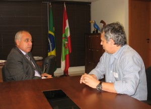 Deputado Dado Cherem (d) recebe Doutor Dilmar Leonardi, então presidente da Sociedade Brasileira de Queimaduras, em visita ao gabinete em fevereiro de 2012