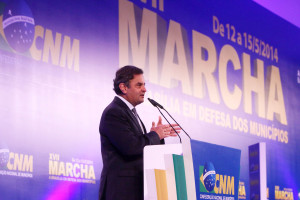 aecio-neves-na-xvii-marcha-em-defesas-do-municipios-orlandobrito-31