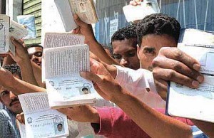 Trabalhadores na fila do emprego em todo o país.