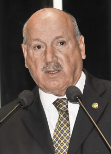 Em discurso na tribuna do Senado, senador Luiz Henrique (PMDB-SC).