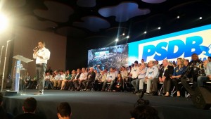 Presidente estadual do PSDB, deputado Marcos Vieira, e o senador Dalírio Beber marcaram presença na primeira fila do palanque durante o discurso do presidente do PSDB, senador Aécio Neves