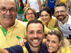 Senador Dalírio Beber levou a família às ruas de Blumenau para pedir mudanças no país