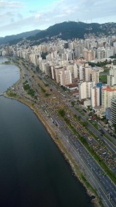 Florianópolis levou mais de 95 mil pessoas às ruas para pedir o fim da corrupção e o impeachment da presidente Dilma