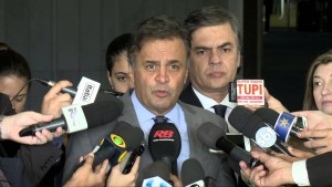 Aécio Neves denuncia fraude em panfletos distribuídos no país sobre fim do Bolsa Família