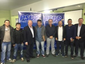 Presidente estadual do PSDB, Deputado Marcos Vieira, e o Senador Dalirio Beber com pré-candidatos e lideranças regionais no encontro realizado no sábado pela manhã em Sombrio