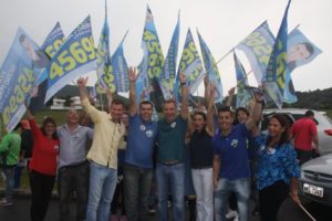 Em Florianópolis, PSDB lidera com o vice João Batista (E) na chapa de Gean Loureiro