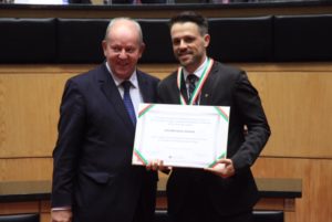 Deputado Marcos Vieira, autor da homenagem, e o filho de Dalirio, Andrigo, que representou o senador na homenagem na Alesc