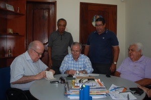 Albano Franco assina a ficha de filiação, abonada pelo irmão, Walter Franco