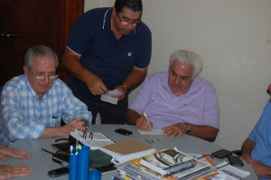 Luciano assina ficha de filiação ao PSDB, sob os olhares atentos do presidente do partido Roberto Góes e do empresário Walter Franco