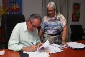 Machado, ao lado da secretária de governo, Marlene Calumby, assina o decreto do ponto facultativo