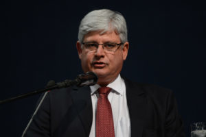 A Procuradoria Geral da República (PGR) realiza o seminário Efetividade no combate à corrupção. No encontro, o chefe da PGR, Rodrigo Janot, e a coordenadora da 5ª Câmara de Coordenação e Revisão do MPF, Denise Vinci Túlio, que atua no combate à improbidade administrativa e em defesa da integridade do patrimônio público, apresentaram dados sobre a atuação do órgão no combate à corrupção. Participaram ainda o representante do Escritório das Nações Unidas sobre Drogas e Crime (UNODC), Rafael Franzini e o ministro-chefe da Controladoria-Geral da União (CGU), Jorge Hage