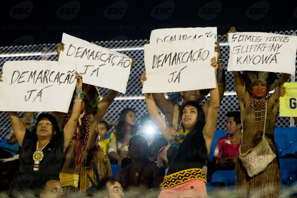 Palmas/TO -Grupos indígenas protestam na arquibancada durante abertura dos Jogos Mundiais dos Povos Indígenas ( Marcelo Camargo/Agência Brasil)