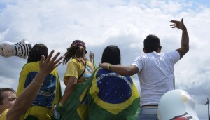 13/12/2015- Brasília- DF, Brasil- Vestidos com camisetas nas cores verde e amarelo, manifestantes se reúnem em Brasília a favor do impeachment da presidente Dilma Rousseff. FotoValter Campanato/ Agência Brasil