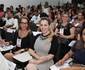 Cinthia Ribeiro (dir) e Regina Peu e Simone Sandri durante abertura da conferência em Palmas