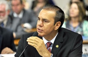 O senador Ataídes: "Não foi cumprida a Constituição para a concessão desses aumentos"