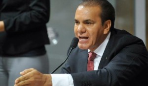 O senador Ataídes Oliveira: "São centenas de pontes, rodovias e outras obras abandonadas Brasil afora"