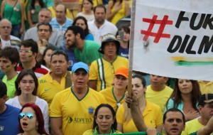 Senador Ataídes Oliveira participa da manifestação em Palmas contra corrupção, governo Dilma e apoio à operação Lava Jato