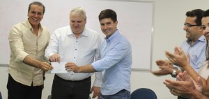 enador Ataídes Oliveira, o empresário Oswaldo Stival Jr e o vereador Walter Júnior durante cerimônia em Gurupi
