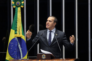 O senador Ataídes Oliveira: crueldade com o cidadão tocantinense