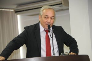 É uma "crise de representação, a minoria que está nos cargos de comando do processo legislativo, não cede, e a maioria não se submete".