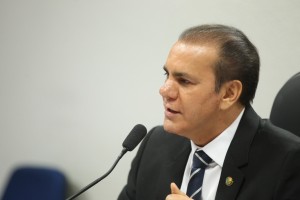 O senador Ataídes Oliveira: “O governo não pode endividar mais o Estado, tem que cortar despesas desnecessárias”