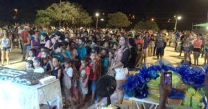 Moradores a espera para cortar o bolo em comemoração aos 26 anos do bairro (Foto: Divulgação)
