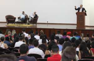 O senador Ataídes fala a acadêmicos da Ulbra: “Há crise política, econômica e moral nesse país”
