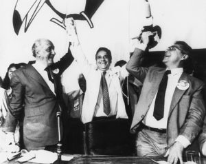 Franco Montoro, Fernando Henrique e Mário Covas Jr, levantam o "Tucano" símbolo do novo partido.