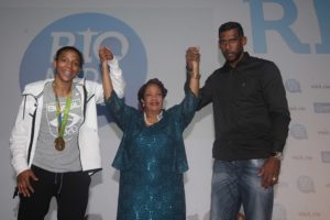 A judoca Rafaela Silva, medalhista de ouro, a secretária de Políticas de Promoção da Igualdade Racial, Luislinda Valois, e o goleiro Aranha durante a coletiva. Reprodução. 