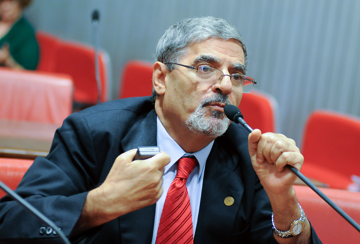 #pracegover Foto do deputado estadual Pedro Tobias, atual presidente do PSDB-SP, sentado e com a mão esquerda segurando o microfone