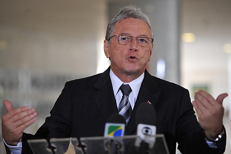 #pracegover Teotonio Vilela Filho , ex-governador de Alagoas, fala com púlpito segurando microfones e gesticulando as duas mãos durante coletiva de imprensa