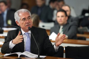Para o tucano, a presidente só usa a estrutura do governo para anunciar medidas que, a seu ver, são positivas 