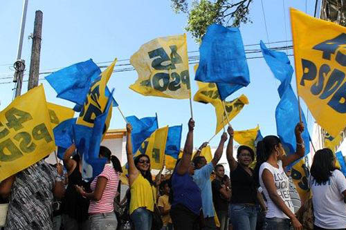 #pracegover foto mostra multidão de pessoas segurando a bandeira 45, número do PSDB