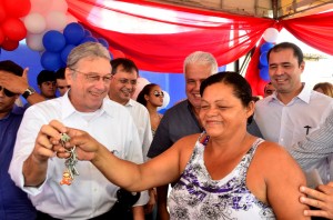 Teotonio entrega chaves para moradora afetada pelas enchentes de 2010
