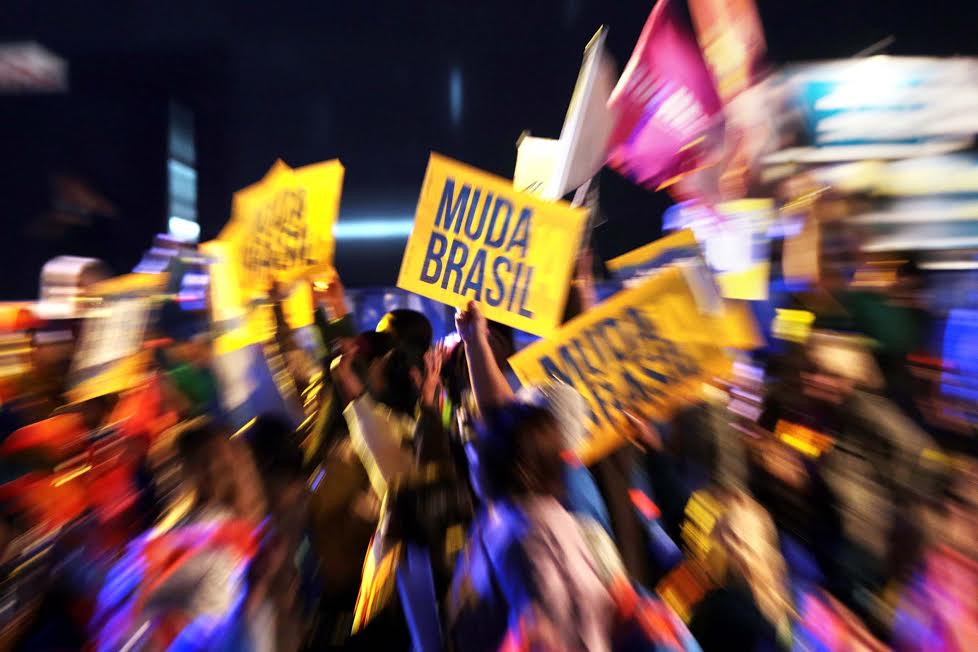 Militantes comemoram candidatura de Aécio Neves