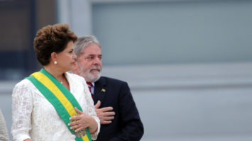 #pracegover Foto mostra Dilma com a faixa presidencial e Lula logo atrás no Palácio do Planalto
