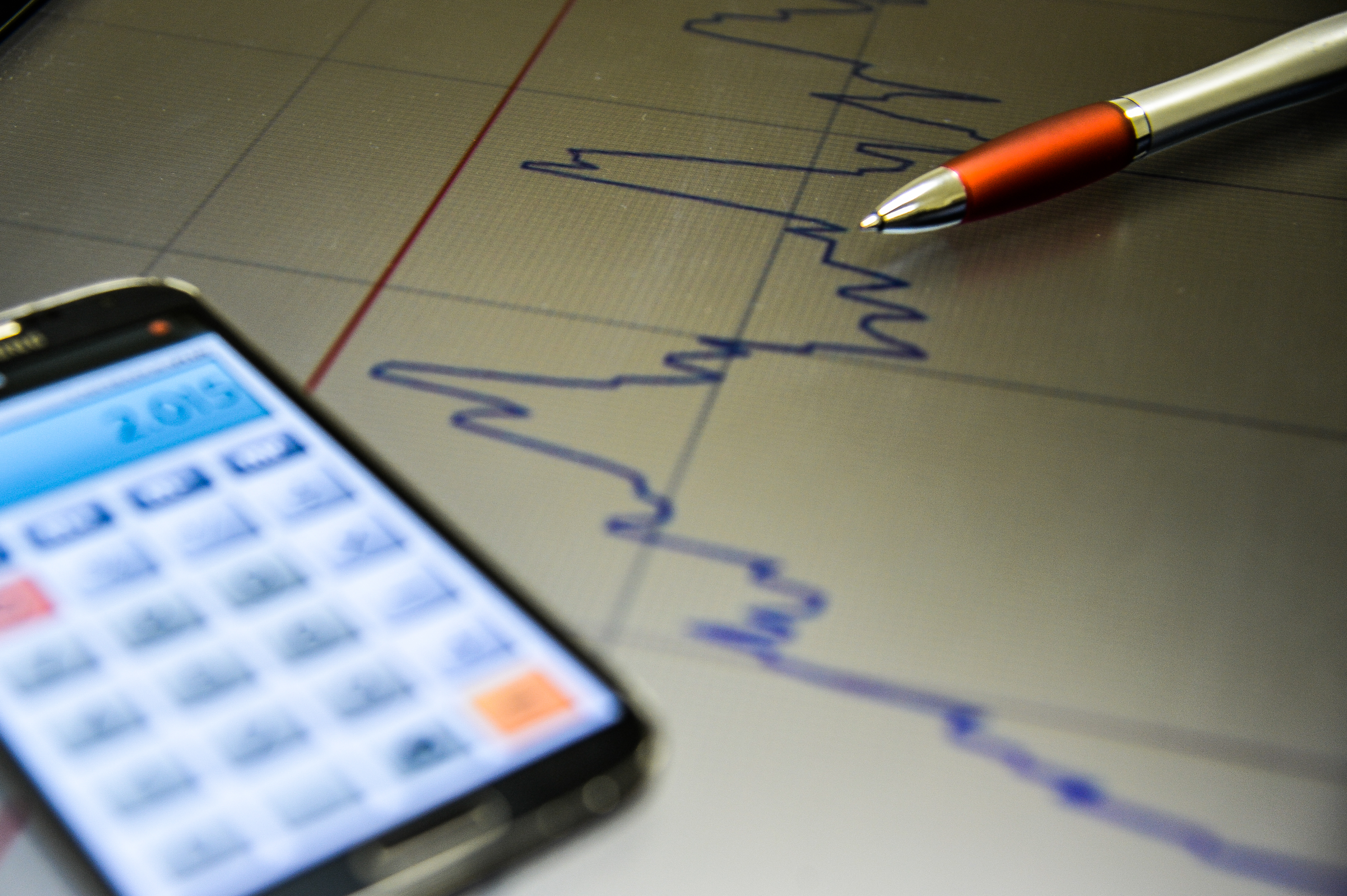 #pracegover imagem mostra uma calculadora e gráfico com curva subindo