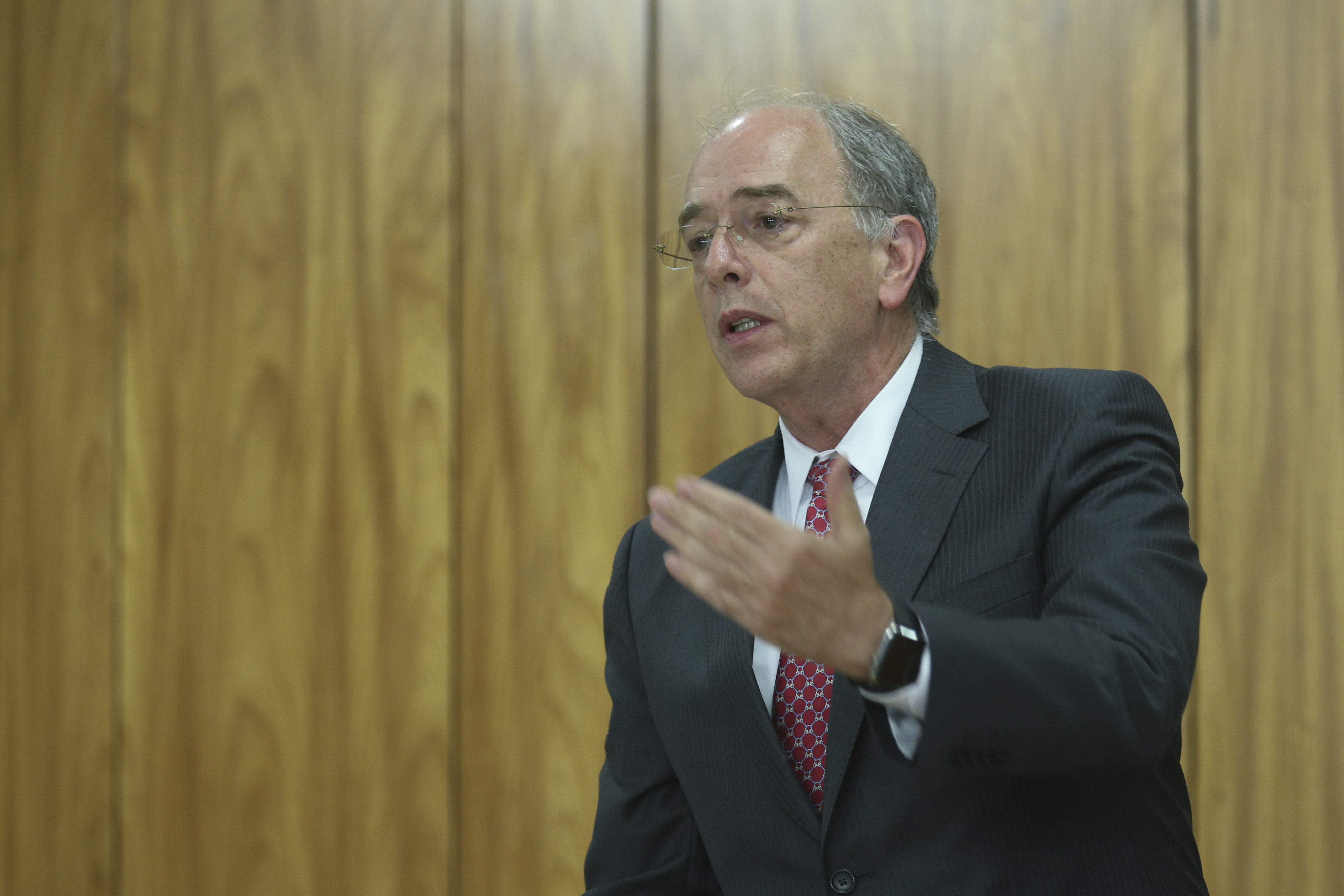 #pracegover Pedro Parente, presidente da Petrobras gesticulando com aos mãos. Ao fundo tem uma parede de madeira.