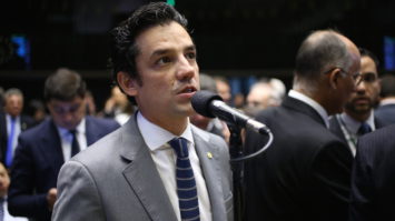 #pracegover: foto mostra o deputado federal Daniel Coelho em pé na tribuna da Câmara falando mo microfone