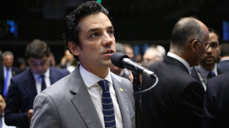 #pracegover: foto mostra o deputado federal Daniel Coelho em pé na tribuna da Câmara falando mo microfone
